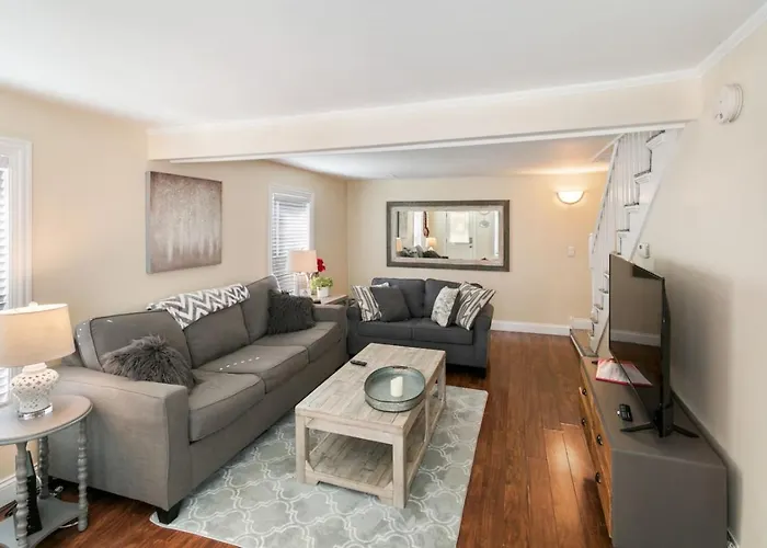 Сasa de vacaciones With Garage In Dt Near Naval Base Libertyville