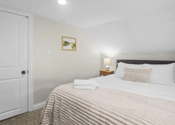 Сasa de vacaciones With Garage In Dt Near Naval Base Libertyville