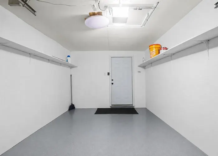 With Garage In Dt Near Naval Base *