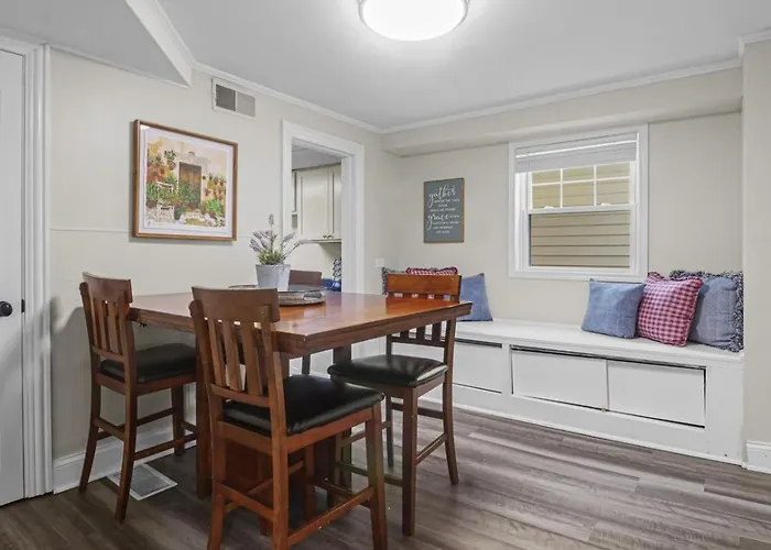 Сasa de vacaciones With Garage In Dt Near Naval Base Libertyville